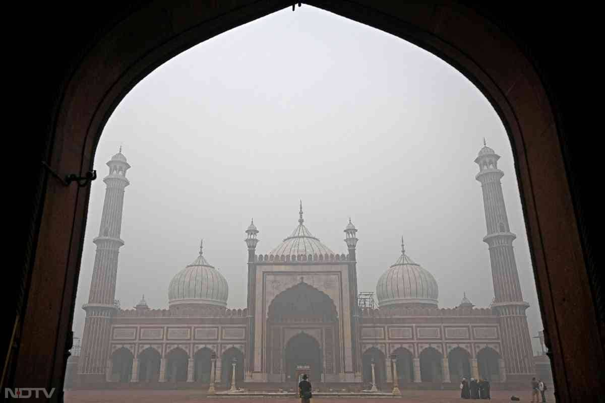 Tourists visit Jama Masjid amid thick smog. The National capital recorded season's worst AQI this morning