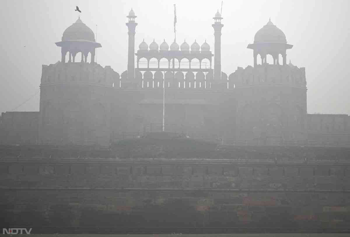 Thick smog engulfs the Red Fort as Delhi is choked in a blanketing toxic smog