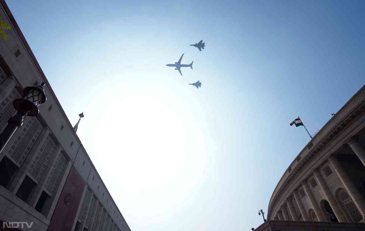 Indian Air Force's Su-30s aircrafts fly with an Airborne Early Warning and Control (AEW&C) aircraft in Netra formation above the Samvidhan Sadan during the full dress rehearsal