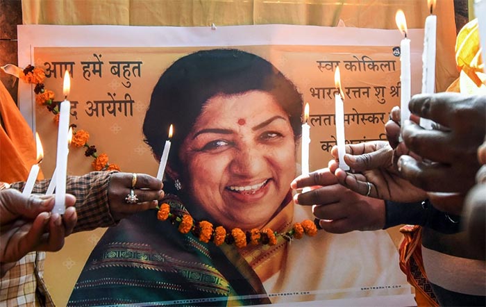 Patna: People light candles to pay tribute to veteran singer Lata Mangeshkar at Sant Pashupatinath Vedic School, in Patna, Sunday, February 06, 2022. (PTI Photo)