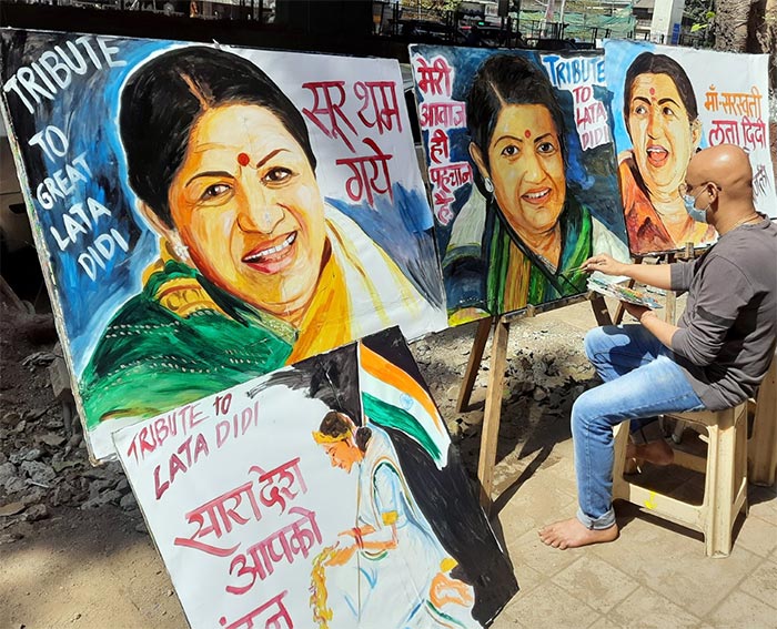 Mumbai, Feb 06 (ANI): A student of Gurukul School of Arts making paintings of legendary singer Lata Mangeshkar as a tribute to her on her demise at the age of 92, in Mumbai on Sunday. (ANI Photo)