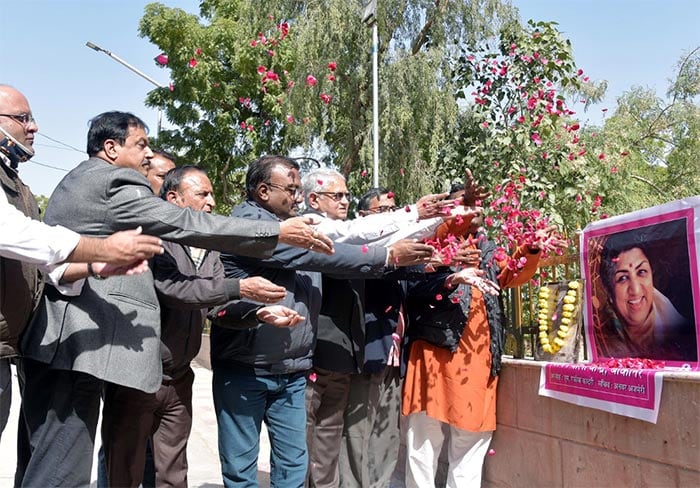 Musical group Aman Kala Kendra pays tribute to the picture of legendary singer Lata Mangeshkar after her demise at the age of 92, in Bikaner on Sunday. (ANI Photo)