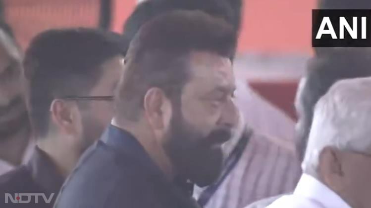 Bollywood actor Sanjay Dutt was also among the attendees at the oath ceremony of the Maharashtra government