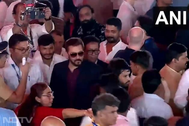 Bollywood actor Salman Khan attended the oath ceremony at Azad Maidan in Mumbai