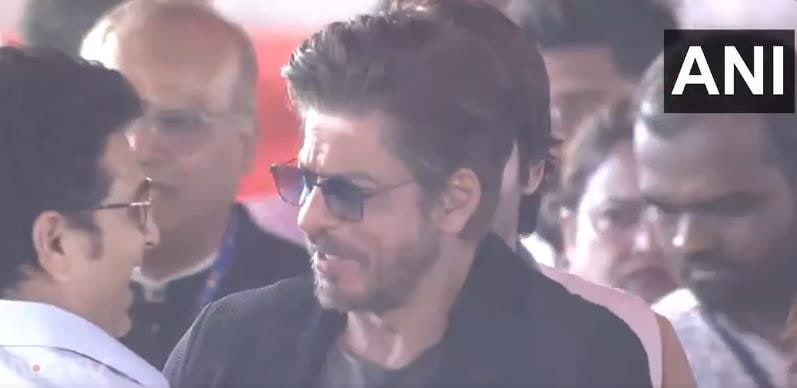 Bollywood superstar Shah Rukh Khan also attended the Maharashtra oath ceremony in Mumbai