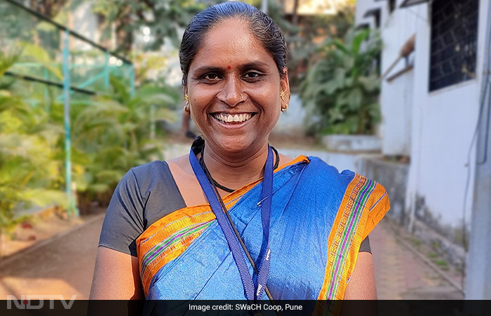 35-year-old Vidya Naiknaware from Dhankawadi in Pune city leaves her house at 7:15 am every day for work. A brisk walk leads her to an assembly point for attendance. After a quick 15-minute roll call and general catching up, Ms. Naiknaware and her colleagues disperse for door-to-door collection of Municipal Solid Waste (MSW)