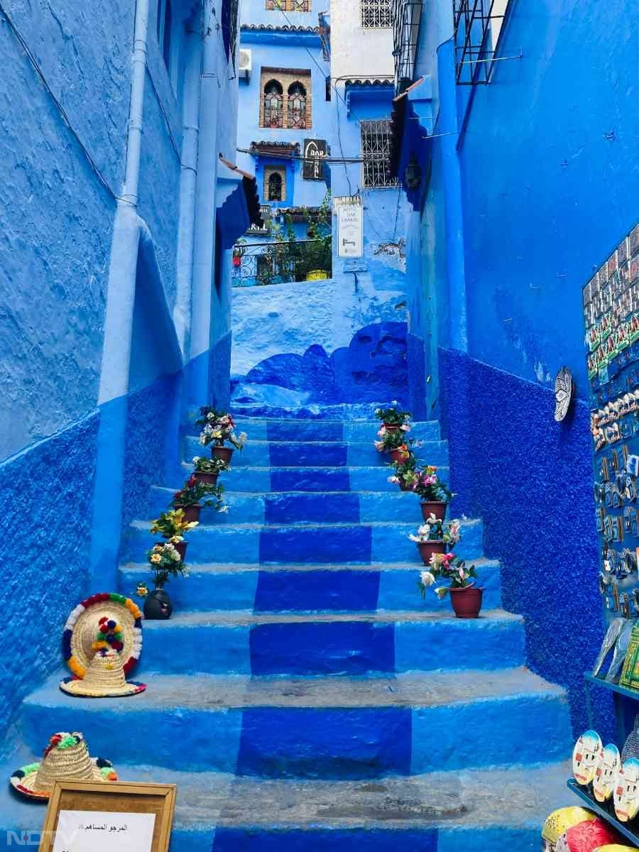 शेफचाउएन, मोरक्को: यह जगह "ब्लू सिटी" के नाम से फेमस है. इस शहर के घर और गलियाँ नीले रंग के विभिन्न शेड्स में रंगे हुए हैं.