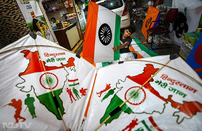 देशभर में स्वतंत्रता दिवस की तैयारियां जोरों पर, सज रहे हैं बाजार