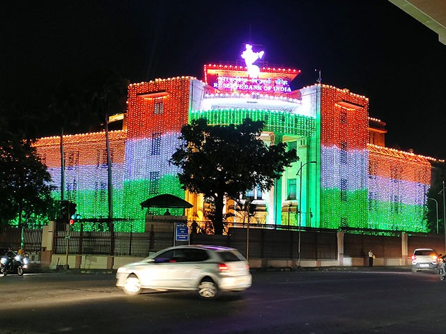 RBI से लेकर छत्रपति शिवाजी महाराज टर्मिनस तक... तिरंगे की रोशनी में जगमगाए प्रतिष्ठित इमारत, स्मारक