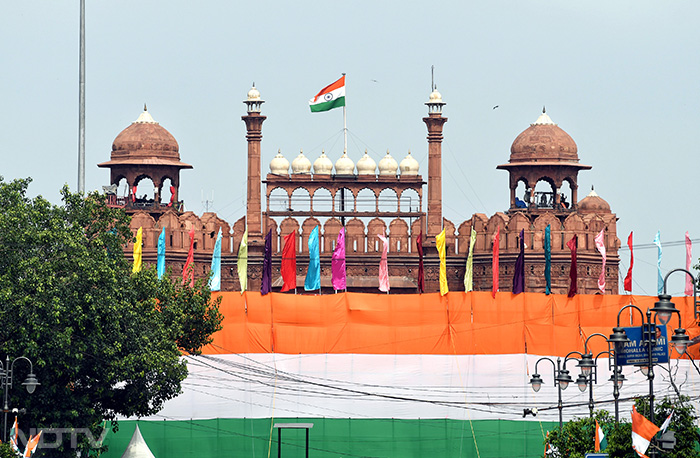 सोमवार को नई दिल्ली में स्वतंत्रता दिवस समारोह की पूर्व संध्या पर तैयारियों के तहत तिरंगे रंग में सजाए गए लाल किले का एक दृश्य.  फोटो: एएनआई