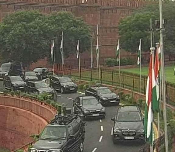 The Prime Minister's convoy leaves the Red Fort.