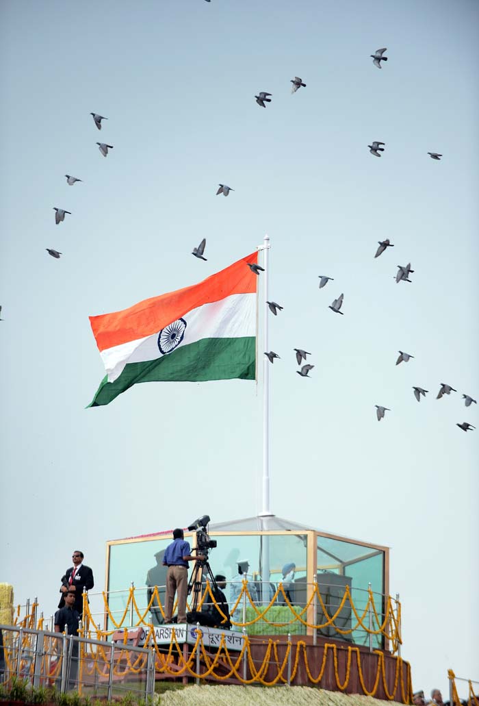 Prime Minister Singh unfurls the tri-colour at Red Fort.