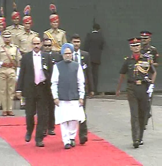 The Prime Minister arrived at the 17th century Mughal monument in his motorcade and was received by Defence Minister A K Antony, Minister of State for Defence M M Pallam Raju and three Service Chiefs at the Lahore Gate.