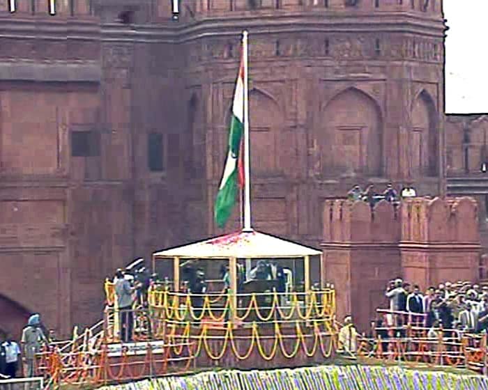 As the tricolour opened majestically, the cannons boomed and the sound of 21 guns. The Prime Minister began his speech condoling the loss of lives in the Leh landslide tragedy, to which some children clapped, making the scene awkward for the teachers manning them.