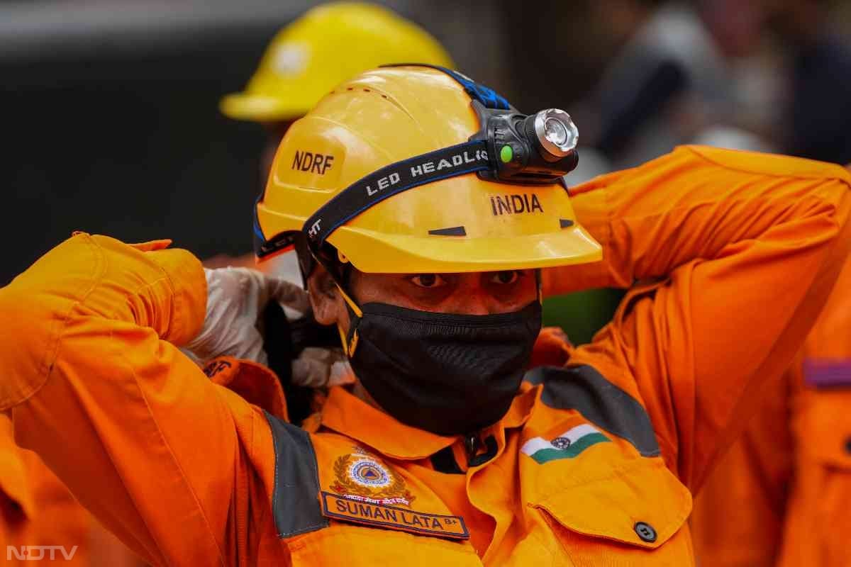 नई दिल्ली के खान मार्केट में मेगा सिविल डिफेंस मॉक ड्रिल 'ऑपरेशन अभ्यास' के दौरान राष्ट्रीय आपदा प्रतिक्रिया बल (एनडीआरएफ) के एक अधिकारी.