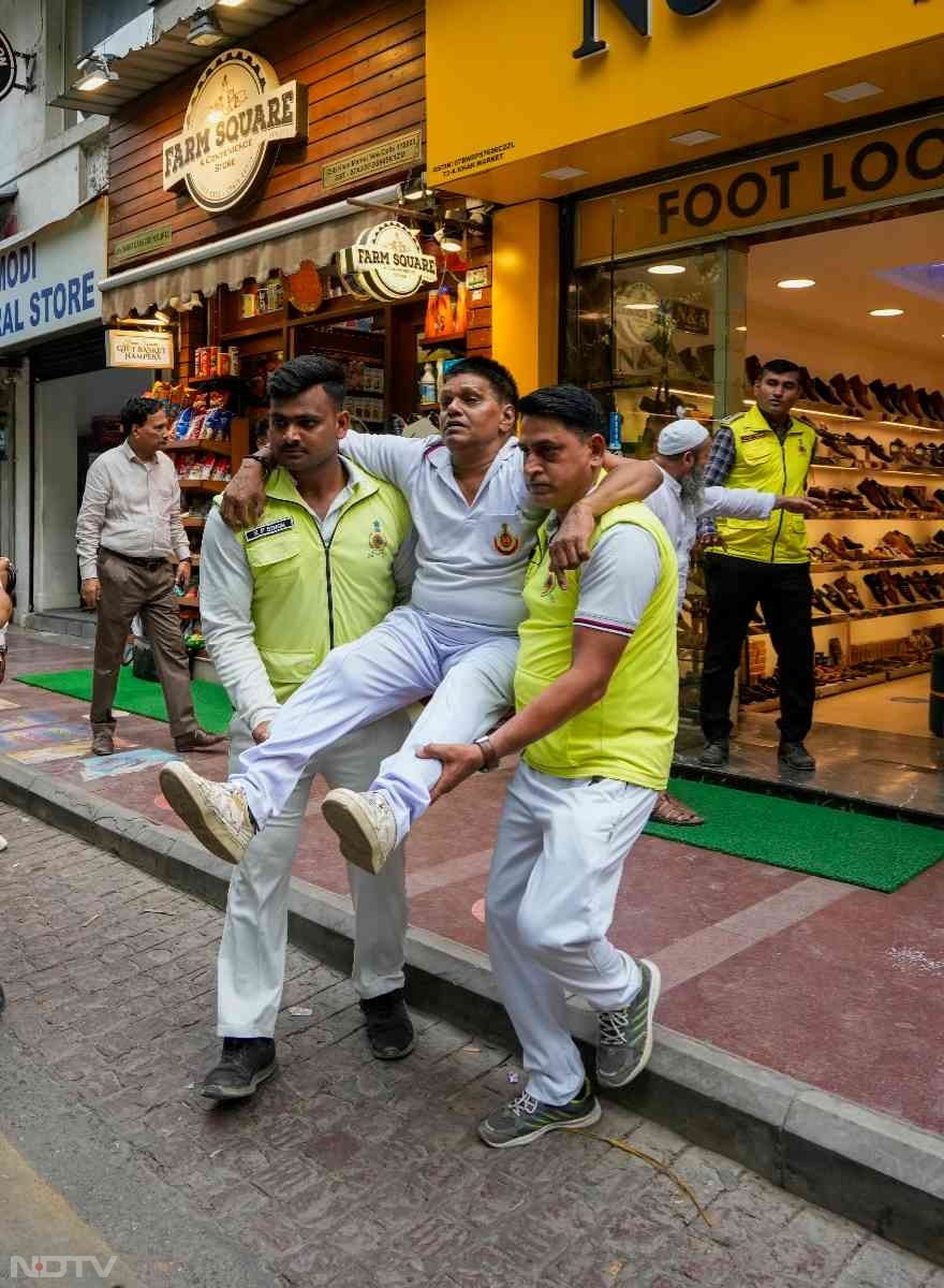 पाकिस्तान पर भारत की स्ट्राइक के बीच देशभर में मॉक ड्रिल, देखें ब्लैकआउट की रोचक तस्वीरें