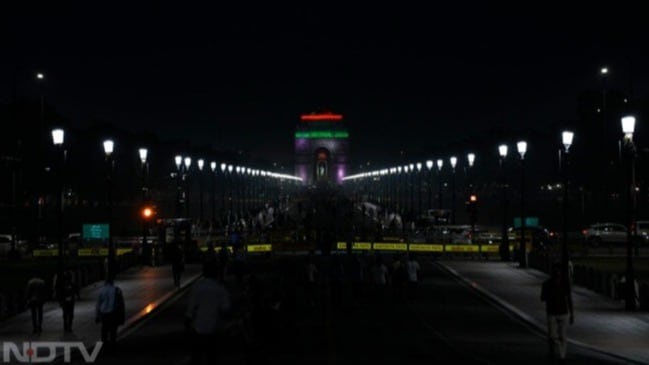 युद्ध की आशंका को देखते हुए ऑपरेशन अभ्यास के दौरान दिल्ली में इंडिया गेट पर ब्लैकआउट का नजारा
