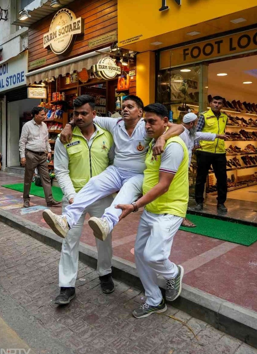 PICS: पाकिस्तान पर भारत की स्ट्राइक के बीच देशभर में मॉक ड्रिल, देखें ब्लैकआउट की रोचक तस्वीरें