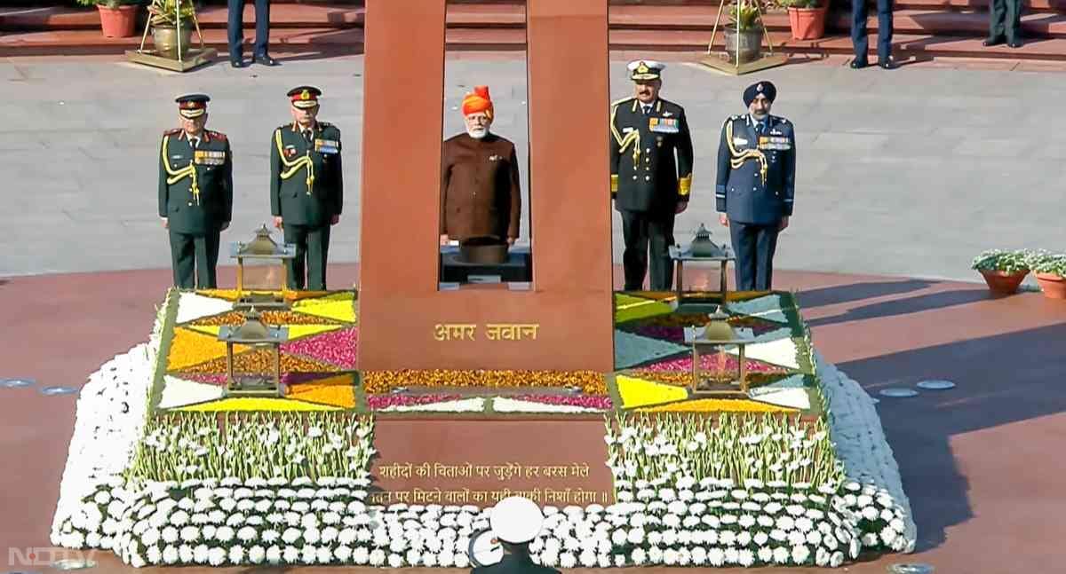 The ceremony began with Prime Minister Narendra Modi's visit to the National War Memorial, where he laid a wreath and paid tributes to the nation's heroes.