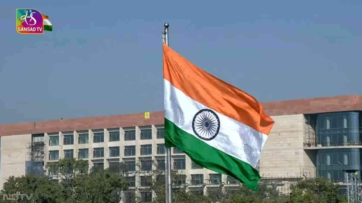 President Droupadi Murmu unfurled the National Flag. The National Anthem with a thunderous 21-gun salute using 105-mm Light Field Guns, an indigenous weapon system followed the flag hoisting.