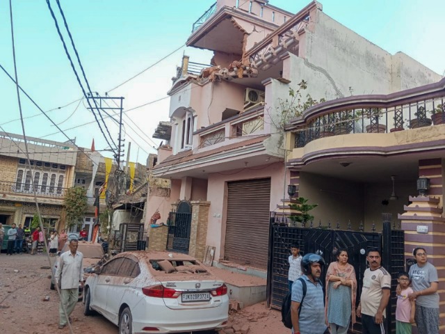 रात-दिन गोलाबारी, घर-कारों पर अटैक....  जम्मू में पाकिस्तान का पाप देखिए