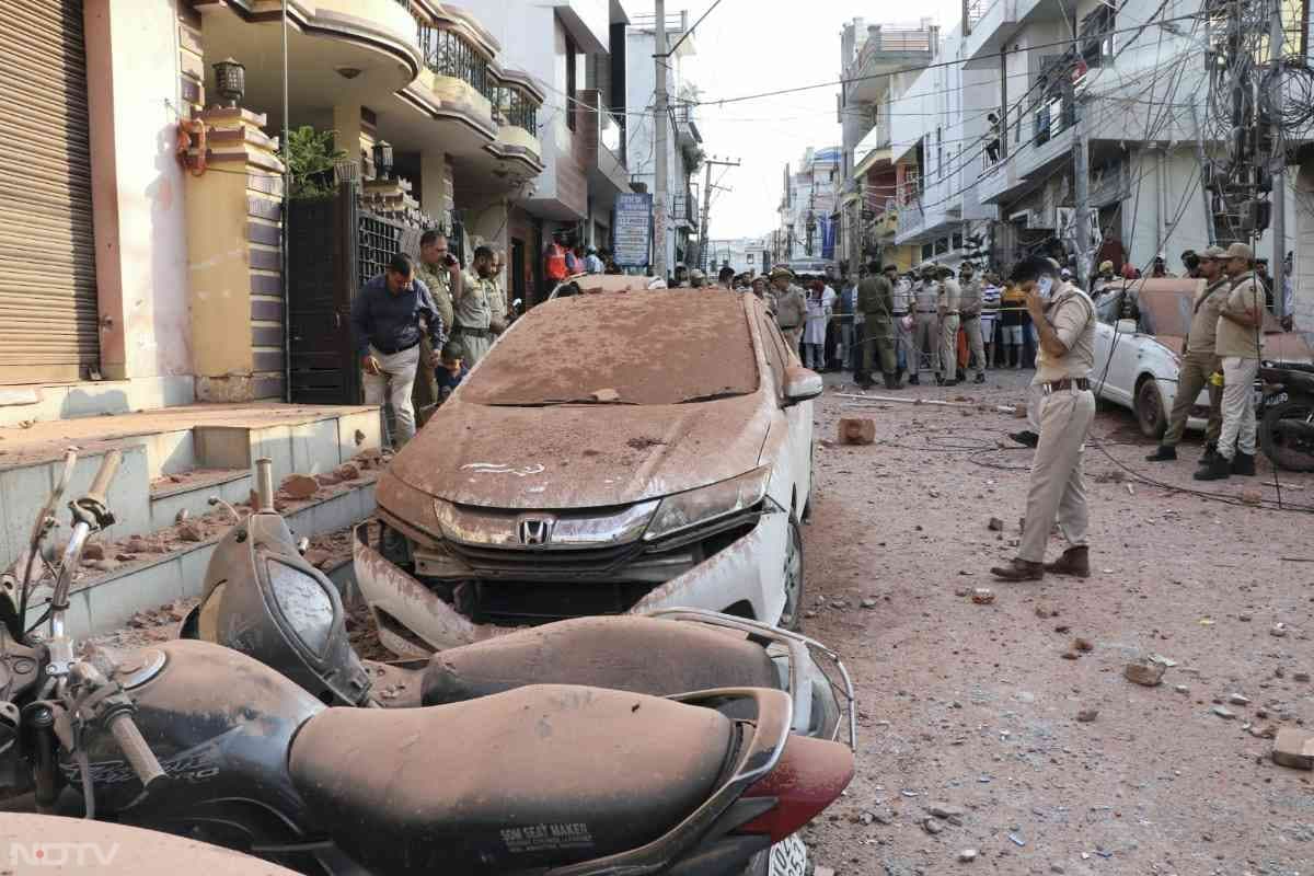 पाकिस्तान की और से की गई गोलाबारी के चपेट में आकर कार पूरी तरह से क्षतिग्रस्त हो गई