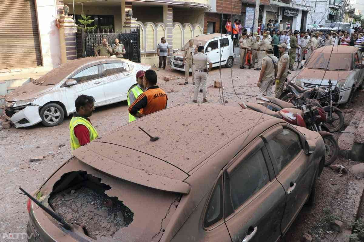 पुंछ में भीषण गोलेबारी में तीन और लोग घायल हुए हैं और उन्हें अस्पताल ले जाया गया