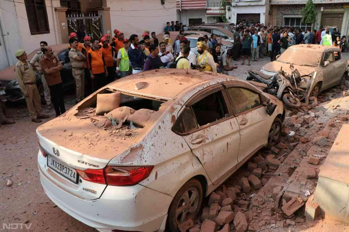 जम्मू में सुबह पांच बजे पाकिस्तान की तरफ से सिलसिलेवार ड्रोन हमलों के दौरान तेज धमाकों की आवाज सुनी दी.