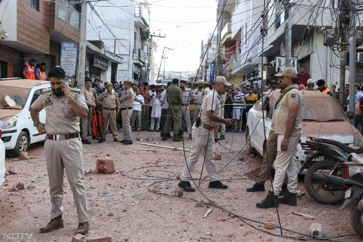 लोगों में दहशत फैल गई, पुलिस मौके पर पहुंचकर हालातों को काबू करने में लगी है.