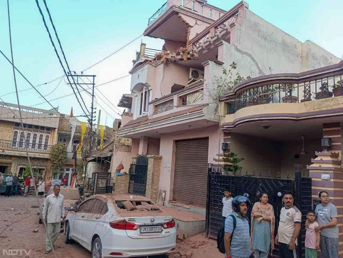 पुंछ जिले के मेंढर सेक्टर के कंघरा-गलहुट्टा गांव में मोर्टार के एक घर पर गिरने से 55 वर्षीय रशीदा बी की मौत हो गई.