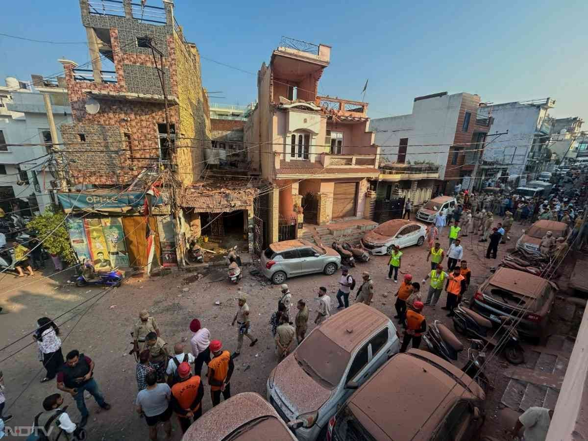 जम्मू शहर के रिहाड़ी और रूपनगर समेत रिहायशी इलाकों में भी गोले और संदिग्ध ड्रोन गिरने से कई लोग घायल हुए हैं.