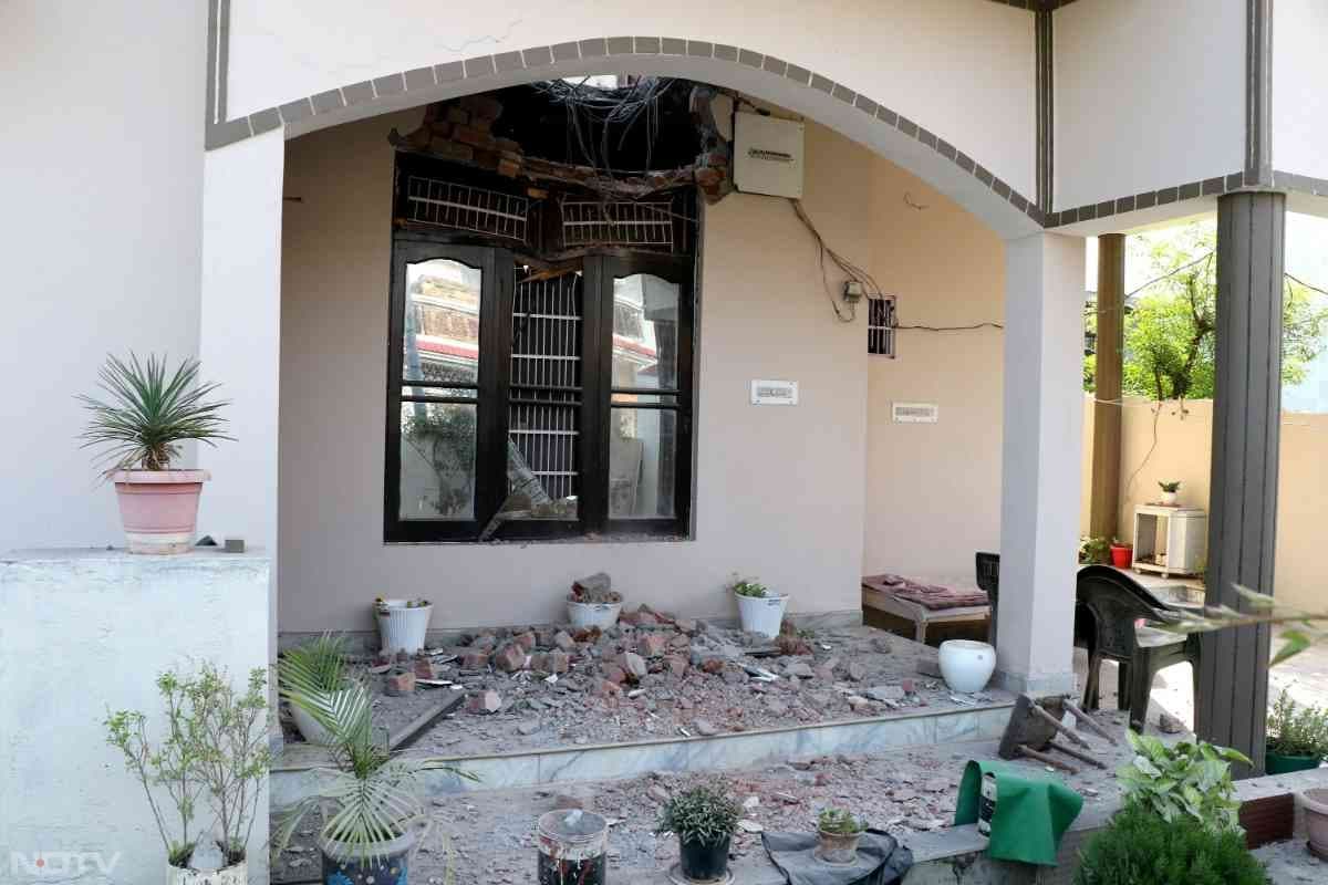 रात-दिन गोलाबारी, घर-कारों पर अटैक....  जम्मू में पाकिस्तान का पाप देखिए