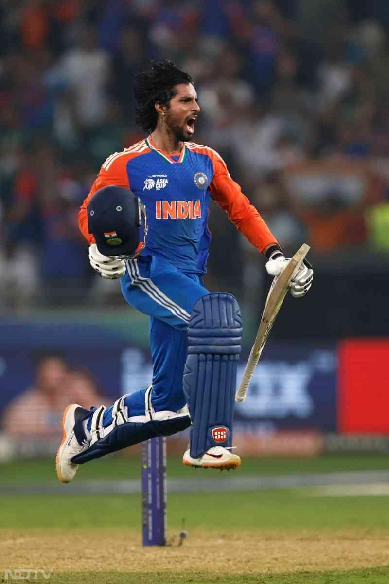 तिलक वर्मा के चेहरे पर जीत की खुशी देखते ही बन रही थी. रिंकू सिंह के द्वारा जीत चौका लगाने के बाद तिलक वर्मा खुशी से उछल पड़े.