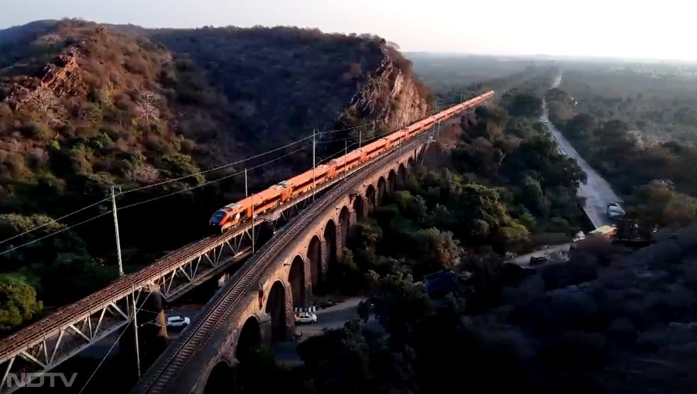 पीएम मोदी हावड़ा (कोलकाता) और कामाख्या (गुवाहाटी) को जोड़ने वाली देश की पहली वंदे भारत स्लीपर ट्रेन को हरी झंडी दिखाकर रवाना करेंगे.