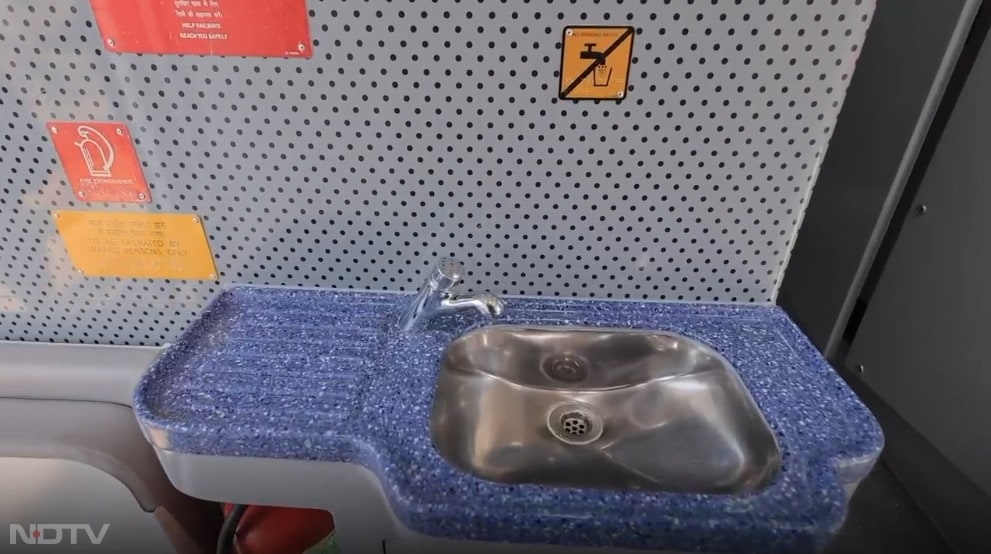 इससे पहले वंदे भारत ट्रेनें केवल बैठकर यात्रा करने के लिए डिजाइन की गई थीं. लेकिन, अब लंबी दूरी के यात्रियों को ध्यान में रखते हुए स्लीपर वंदे भारत की शुरुआत हो रही है.