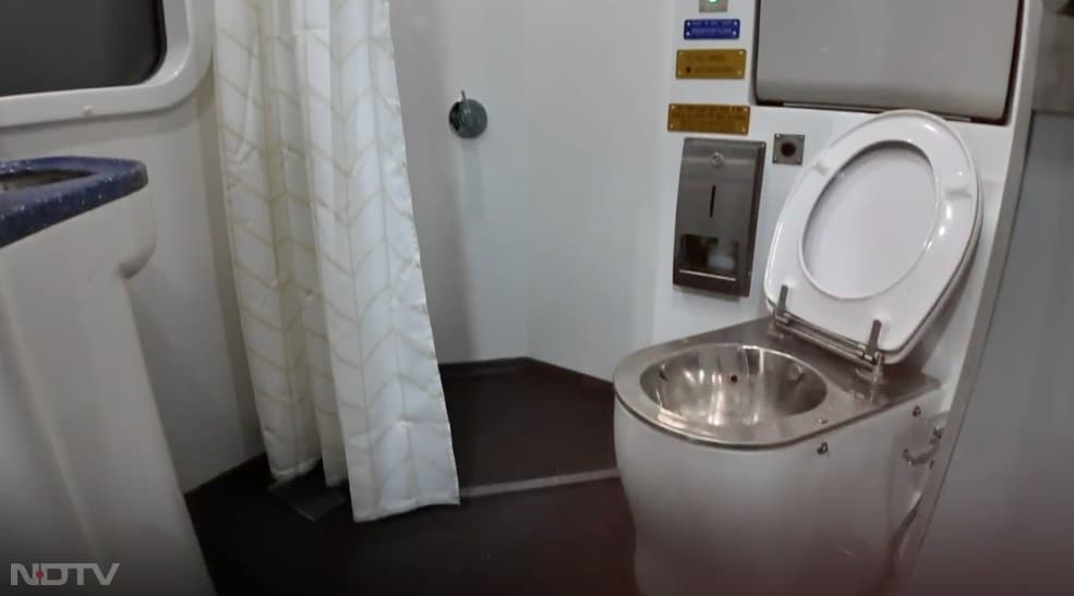 देश के ज्यादातर रेल यात्रियों की शिकायत रही है कि ट्रेन के वॉशरूम बेहद गंदे होते हैं, लेकिन इस बार रेलवे ने स्लीपर वंदे भारत में ज्यादा बेहतर वॉशरूम दिए हैं