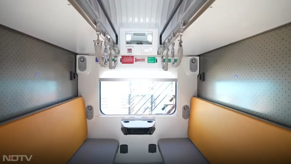 इस ट्रेन में यात्रियों का सफर अब सिर्फ तेज और आरामदायक नहीं, बल्कि स्वाद से भरपूर भी होने वाला है. रेलवे की तरफ से अब वंदे भारत ट्रेनों में वही खाना परोसा जाएगा, जो उस इलाके की पहचान है, जहां से ट्रेन की शुरुआत होगी.