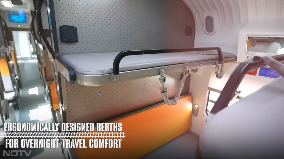 वंदे भारत स्लीपर का किराया राजधानी एक्सप्रेस जैसी प्रीमियम ट्रेनों से थोड़ा ज्यादा होगा. जानकारी के मुताबिक इसका न्यूनतम किराया 400 किमी की दूरी के आधार पर तय किया गया है.