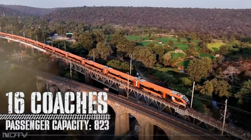 इस स्लीपर ट्रेन में यात्रियों को कई प्रीमियम सुविधाएं मिलेंगी. यात्रियों को इसमें हाई क्वालिटी वाले कंबल कवर और एडवांस्ड बेडरोल यात्रा के दौरान दिए जाएंगे.