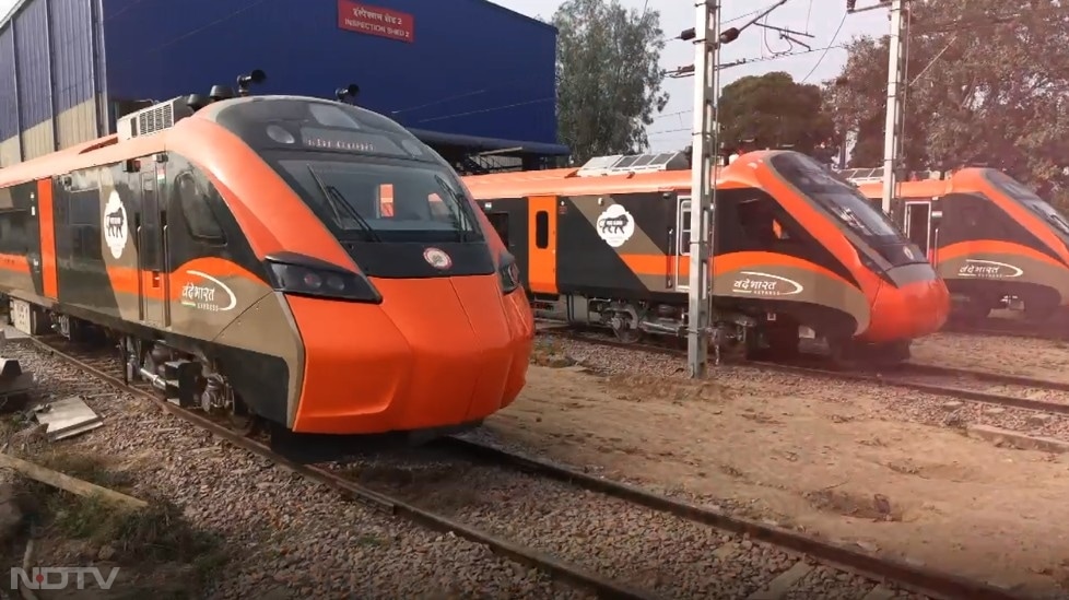 स्लीपर वंदे भारत ट्रेन के परिचालन और इसकी स्पीड की वजह से लंबी दूरी की यात्राओं में यात्रियों का 3 घंटे से ज्यादा का समय बचेगा और साथ ही यात्रियों की यात्रा पहले के मुकाबले ज्यादा आरामदायक और लग्जरी होगी