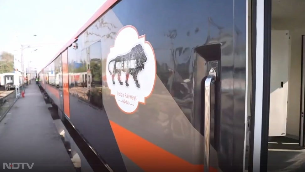 ट्रेन के इंटीरियर को जहां भारतीय संस्कृति से प्रेरित होकर डिजाइन किया गया है, वहीं सुरक्षा के लिए इसमें 'कवच' ऑटोमैटिक ट्रेन प्रोटेक्शन सिस्टम, इमरजेंसी टॉक-बैक यूनिट और बेहतर सैनिटेशन के लिए कीटाणुनाशक तकनीक का इस्तेमाल किया गया है.