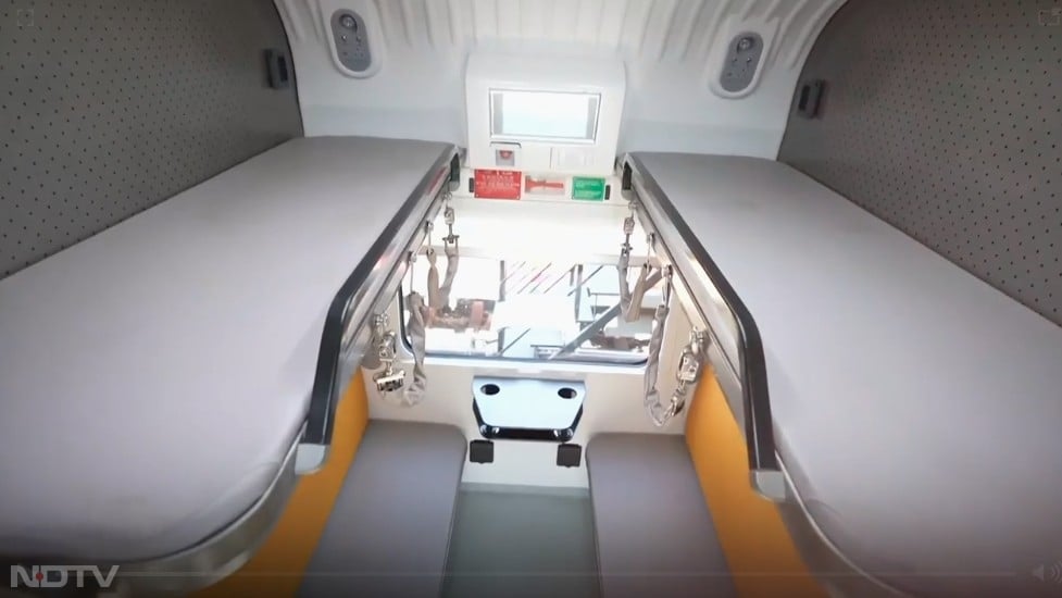 यात्रियों की सुरक्षित यात्रा के लिए इस ट्रेन में ड्राइवर के केबिन में भी एडवांस कंट्रोल और सुरक्षा सिस्टम लगे होंगे. ट्रेन का बाहरी लुक भी एरोडायनामिक होगा, यानी यह हवा को चीरता हुआ आगे बढ़ेगा.