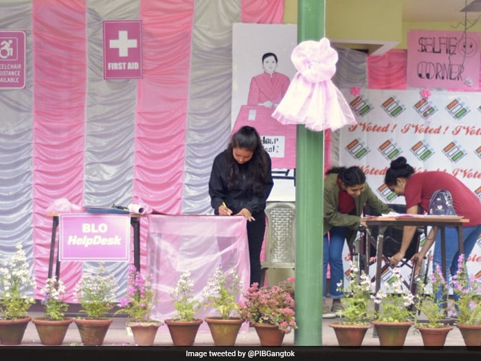 लोकसभा चुनाव 2019: पहले चरण में मतदान केंद्रों पर उमड़ी भीड़