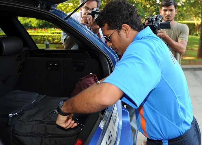 Sachin Tendulkar takes out a bag from the boot of his car in Mumbai on September 18. India left for South Africa keen to maintain their consistency to fulfill their fans' expectations at the Champions Trophy from September 22 - October 5. (AFP Photo)