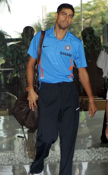 Ashish Nehra walks to the team bus in Mumbai on September 18. India left for South Africa keen to maintain their consistency to fulfill their fans' expectations at the Champions Trophy from September 22 - October 5. (AFP Photo)