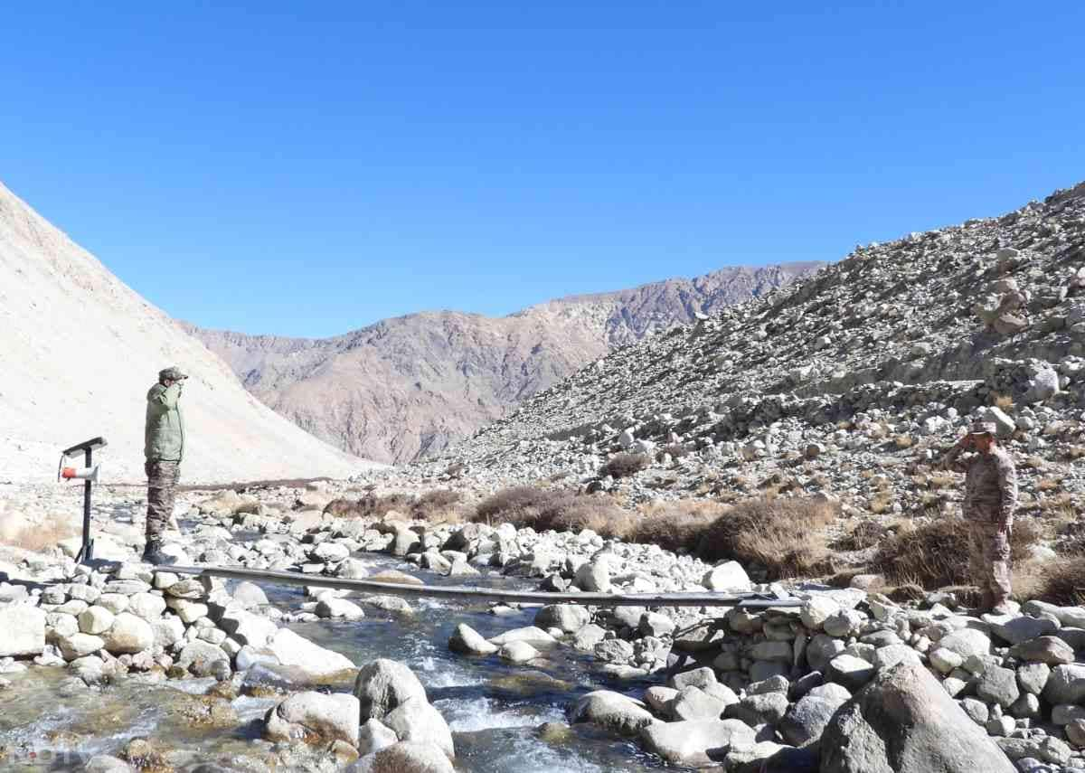 रक्षा सूत्रों ने कहा, "जब तक आपसी विश्वास का माहौल स्थापित नहीं हो जाता, तब तक निकट भविष्य में लद्दाख से किसी भी सैनिक को वापस बुलाने की कोई योजना नहीं है."