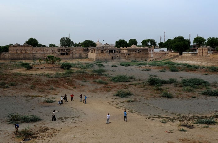 In Jharkhand's capital the blazing sun has thrown up some basic problems. The water table of many areas has gone down by as much as 400 meters, forcing the villagers to drink from potholes and gutters. (AFP Photo)