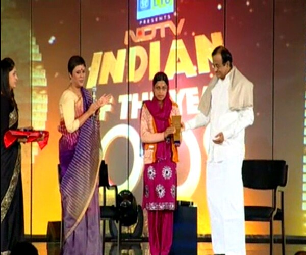 Rukhsana took on a group of Lashkar-e-Toiba terrorists who barged into her house, snatched an AK-47 from one intruder and shot him dead. <br><br>Seen here, Rukhsana receiving the award from Union Home Minister, P Chidambaram as Barkha Dutt looks on.<br><br>
<a target="_blank" class="text2bold_link" href="http://www.ndtv.com/convergence/ndtv/new/ioy09/ioyhome09.aspx">NDTV Indian of the Year: And the winners are...</a>