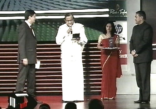 Home Minister P Chidambaram, accompanied by Minister for Civil Aviation Praful Patel, come on stage to announce the award for the Business Leader&nbsp;of the Year. Deepak Parekh, the man behind making HDFC a premier housing finance institution in the country was the winner in this category.