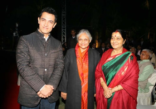 Bollywood Actor Aamir Khan, Delhi Chief Minister Sheila Dikshit and BJP leader Sushma Swaraj, all gather to be clicked, during the grand event of NDTV's Indian of the Year awards ceremony, held in New Delhi, on Januray 21, 2009.